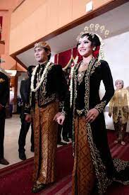 In java island of indonesia, it's people has the traditional outfits. Ini Berbagai Jenis Pakaian Adat Jawa Tengah Yang Penuh Dengan Makna Bukareview