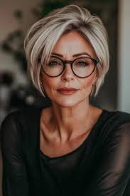 40 Chic Short Hairstyles for Older Women