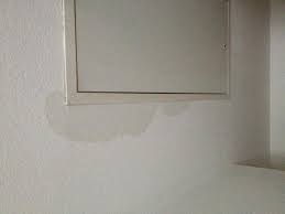 Im schlafzimmer gibt es mitten an der decke eine offensichtlich feuchte stelle mit aufquellender tapete (ca. Wie Feuchtigkeit Aus Decke Bekommen Wand