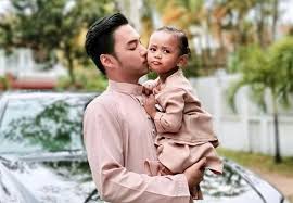 Terlalu Sayang Bagai Menatang Minyak Yang Penuh Ini 7 Selebriti Dipuji Jaga Anak Angkat Dengan Baik Hiburan Mstar