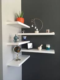 Fixées aux murs, articulées autour d'une cheminée, ces étagères de rangement sont parfaites pour exposer vos livres ou objets de décoration. Pellmell Creations Differentes Facons De Disposer Ses Etageres Murales Etagere Murale Chambre Etagere Deco Deco Murale Salon