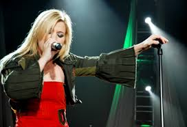 During a performance on the today show's summer concert series, kelly wore this ripped up metallica tee, a skimpy top that was a little too revealing for morning television. Kelly Clarkson Breakaway Tour By Intoxicate On Deviantart