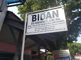 Cara (bidan itu) merawat pasien sampai sembuh, lalu menyapa pasien dengan begitu baik, tidak kasar terhadap sesama yang sedang sakit, itu membuat saya ingin menjadi bidan, kata rosalinda delin. Bidan Eva Robihatus Bidan Dan Klinik
