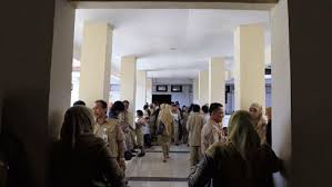 Asik, guru honorer juga terima subsidi gaji rp 2,4 juta seorang guru honorer menunjukan kartu peserta ujian cpns saat melakukan unjuk rasa di jl.asia afrika, senayan, jakarta, selasa (15/9/2015). Pegawai Honorer Di Pemprov Sulsel Berubah Status Ini Besaran Gaji Tenaga Magang Bagian 1