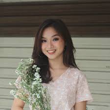 Setelah diserap masuk ke dalam kumpulan gersang oleh man bai, beliau telah memulakan kariernya bersama kumpulan tersebut dengan album yang berjudul takdir, juga dikeluarkan pada tahun yang sama. 5 Anak Cewek Penyanyi Lawas Yang Punya Paras Jelita Cocok Jadi Seleb Semua Halaman Cewekbanget