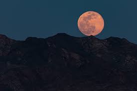 Why does the supermoon appear larger than other full moons? 0zqhze4i7cbx M