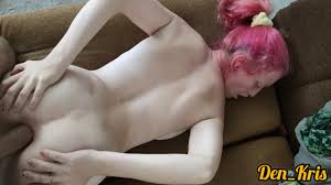 sexo anal com uma colegial fofa de cabelo rosa e muita porra em um rosto  fofo