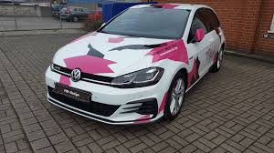 Aussenfolierung In Weiss Perlmutt Pink Effekt Kpmf Camouflage Design In Pink Und Schwarz Vw Golf7 Gtd Kpmf Folie Autofolierung Folierung Camouflage