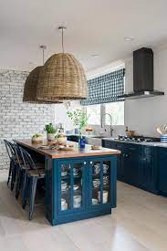 une cuisine ouverte et familiale planete deco a homes world design de cuisine rustique cuisine ouverte cuisine moderne