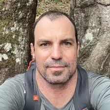 Quem paga 50k para um funcionário que é rico. No Brasil, segundo IBGE,  1.500.000 pessoas ganham mais de 50k mês, com CLT. Não contando empresas,  acionistas, rentistas, etc.