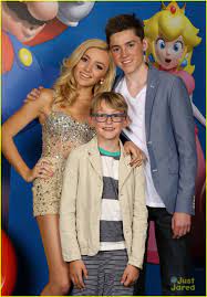 List has two brothers and both of them are part of the glamour industry. Peyton List With Twin Brother Spencer And Younger Brother Phoenix They All Act Model Peyton List Spencer List Peyton List Family