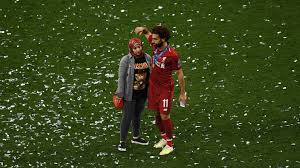 محمد صلاح وزوجته المحجبة في مدرجات ليفربول ولقطة من فرحهم محمد صلاح وزوجته المحجبة بالفيديو محمد صلاح وزوجته يمزجون مع مكة ووصلة هزار رائعه لحظة وصولهم الى ليفربول. Ø§Ø­ØªÙØ§Ù„ Ù…Ø­Ù…Ø¯ ØµÙ„Ø§Ø­ Ù…Ø¹ Ø²ÙˆØ¬ØªÙ‡ ÙˆØ§Ø¨Ù†ØªÙ‡ ÙˆØ³Ø¤Ø§Ù„Ù‡ Ø¹Ù† Ø£Ø¨ÙˆØªØ±ÙŠÙƒØ© ÙˆØ±Ø¯Ø© ÙØ¹Ù„ Ø§Ù„Ø£Ø®ÙŠØ± Ø¨Ø§Ù„Ø§Ø³ØªÙˆØ¯ÙŠÙˆ ØªØ¨Ø±Ø² Ø¨ØªÙˆÙŠØªØ± Cnn Arabic