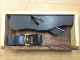 2) verbinding tussen twee planken waarbij uitsteeksels aan de ene plank precies passen in uitsparingen in de andere plank technisch. Meubelmakerskistje Woodworking Nl