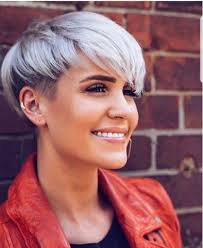 Grau Platinum Pixie Mit Sidecut Kurzhaarschnitte Kurzhaarfrisuren Haarschnitt Kurz