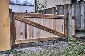 Es gibt natürlich auch fertige betonmischungen, die man nur noch mit wasser anrühren muss. Gartentor Holz