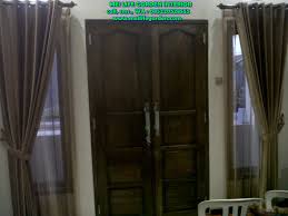 Ruang tamu sering kali menjadi sorotan paling utama bagi tamu anda, untuk itu ruangan tersebut haruslah nampak lebih indah disertai gorden pintu kamar tamu serta rapi daripada ruangan lainnya. Gorden Pintu Ruang Tamu Model Rumah Minimalis 2020