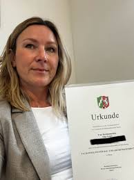 Geschafft 💪🏼🎊💁🏼‍♀️🎊 Ich bin so glücklich euch mitteilen zu dürfen,  dass ich mich als Fachanwältin für Bau- und Architektenrecht bezeichnen  darf. Wein wirklich schönes Vorweihnachtsgeschenk…