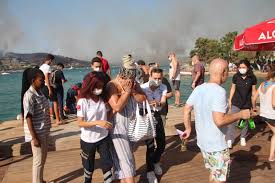 Bodrum'da yangın bir iş yerinde çıkan ve bitişikteki oteli de etkileyen yangın, itfaiye ekiplerince söndürüldü. Nibf37zu Eqf M