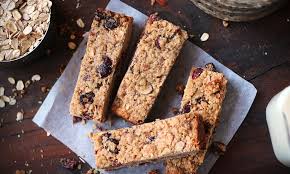 Une barre de céréales maison pour emporter en balade, au sport ou dans le sac d'école. 8 Idees De Barres De Cereales A Faire Maison