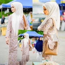 Aturlah beker agar berdering 30 menit sebelum jadwal tidur malam. Gambar Pakai Tudung Bawal Baju Kurung Gaya Che Ta Pancing Perhatian Tak Pakai Kaca Mata Hitam Oversized Media Hiburan
