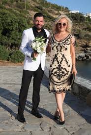 Η αγγελική φοβάται ότι οι αργυροί την έχουν καταλάβει και το συζητάει με το μιχάλη ο οποίος της αποκαλύπτει ότι και η ελένη ξέρει για. Mpesy Malfa Koympara Ston Gamo Toy Makh Kapatoy Kai Ths Eyas Leoysh Sthn Andro For Women Only