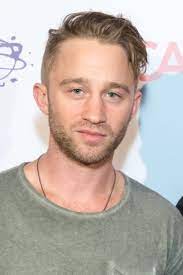 He worked at a tanning salon, as a fitness and swimwear model, before deciding to pursue acting. Russell Dennis Lewis Filme Alter Biographie