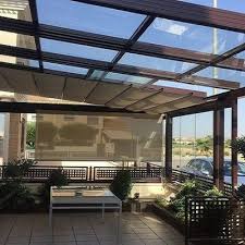 Techo de madera con cobertura de policarbonato sobre terraza moderna de grandes dimensiones en un casa en la molina. Instalar Techo De Policarbonato Precio Y Cotizaciones Online 2021 Habitissimo