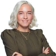 Rebecca De Freitas qualifies as an English Solicitor