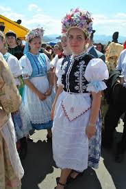 Tradicne Kroje Minimum Mejkapu A Jednoduche Vrkoce Takto Vyzera Prirodzena Slovenska Krasa Diva Sk Fashion Outfits Popular