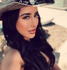 Elizabeth Mata's Instagram, Twitter & Facebook