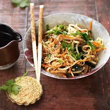 Glasnudel Algen Salat Mit Ingwer Sesam Dressing Rezept Glasnudeln Lebensmittel Essen Vegetarische Gerichte