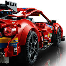 Un set lego technic ferrari 488 gte ''af corse #51'' sfreccia sul circuito di modena e le telecamere riprendono la scena da ogni angolazione. Lego Technic Ferrari 488 Gte Af Corse 51 Fat Brain Toys
