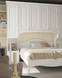 Le camere matrimoniali a ponte sono un sistema semplicissimo per sfruttare lo spazio in modo razionale, rendendo vivibili anche gli spazi più stretti e un programma di camere da letto che spazia dalle classiche soluzioni di letto, comò e armadio fino ad arrivare a ponti, soppalchi e cabine. Camera Matrimoniale A Ponte Una Soluzione Salvaspazio