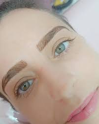 Rafaella Teixeira designer de sobrancelhas