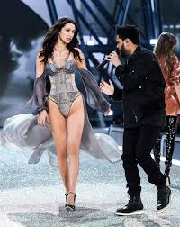 Reported that hadid, then 18, and the weeknd, then 25, are dating after they were spotted together at coachella. Exes Bella Hadid And The Weeknd Awkwardly Circle Each Other In Paris Vanity Fair