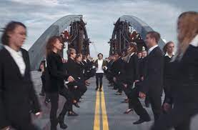 Après un premier film, deux albums des casseurs flowters et une série avec son compère gringe depuis 2013, orelsan annonce son retour en solo avec le. Video Basique D Orelsan Un Seul Plan Sequence Au Drone