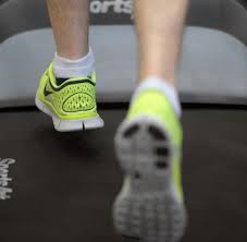 Zu den ausdauerübungen ohne gerät zählen zum beispiel joggen auf der stelle, burpees zu den sportarten, die man am besten zuhause trainieren kann, gehören laufen, rudern, fahrradfahren. Ausdauertraining Zu Hause Damit Werden Und Bleiben Sie Zuhause Fit Welt