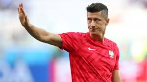 Enorme occasion pour robert lewandowski juste avant la pause. Immobile Gegen Lewandowski Die Sturmer Im Vergleich