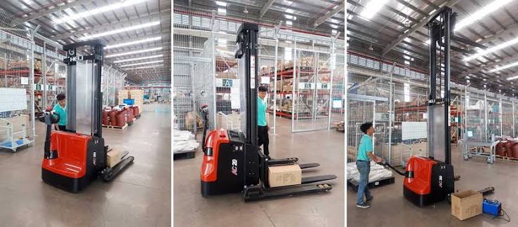 bình điện xe nâng đang được sử dụng trong kho hàng công nghiệp