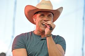 Dustin Lynch Turns 33 Today