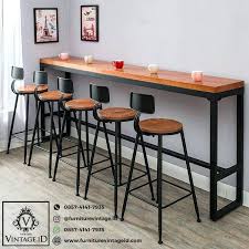 Pin Di Kursi Bar