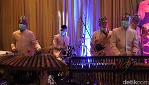 Sunda adalah suatu suku yang terdapat banyak di provinsi jawa barat dan angklung tentu saja berasal dari jawa barat. Irgo6azi4ennem