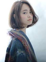 ここ数年全く人気が衰えない内巻きボブ 前髪なしのワンレンなら 優しい大人顏に ふんわりシルエットをキープするには 毛先に軽くワンカールのパーマをかけて ヘアスタイリング クールなヘアスタイル ヘアカット ショート
