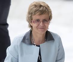 Nata a milano, vive a brugherio dalla fine degli anni ottanta. Elena Cattaneo Una Scienziata Scomoda In Senato Left