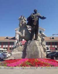 File:新疆石河子市军垦博物馆前的王震雕像.jpg - Wikimedia Commons