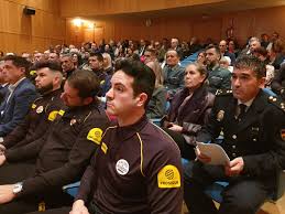 Proteger a las personas que se encuentran en un determinado lugar, así como los bienes materiales que se encuentran en dicho lugar o establecimiento. Funciones Del Vigilante De Seguridad Guia Completa Putovigilante