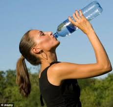 Drink Three Litres Of Water A Day Or Risk Kidney Stones Warns Expert As Hospital Admissions For Renal Conditions Rise Drinks Health Alert Water Day