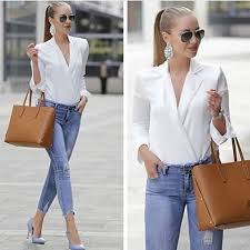 2019 Sokak Modasinin En Sik Kiyafet Kombinleri Mavi Skinny Pantolon Beyaz Kruvaze Yaka Gomlek Mavi Stiletto Ayakkabi Moda Tarz Moda Moda Trendleri