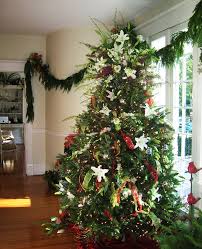 Maybe you would like to learn more about one of these? People Are Decorating Their Christmas Trees With Flowers And The Results Are Beautiful Architecture Design Christmas Decorations Rustic Floral Christmas Tree Christmas Floral
