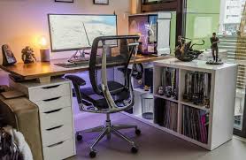 If You Are Passionate About Gaming It S Time To Remodel Your Regular Room Into A Video Game Room Check Out These Amazin Quarto Gamer Table Office Home Office